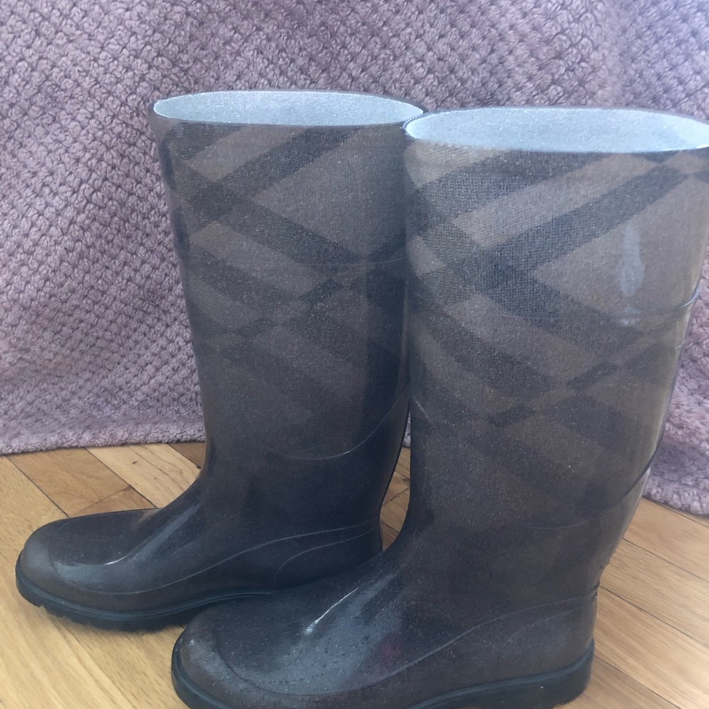 BURBERRY Grey Shimmer Rain Boots